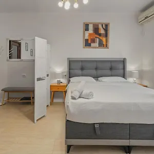 Upscale Studio, Walking Distance From The Old Town Διαμέρισμα